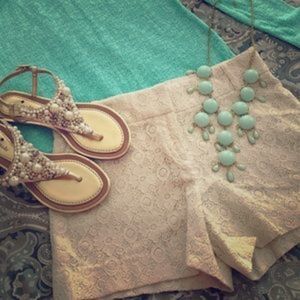 Ann Taylor LOFT Lace Overlay Cream Shorts ⬇️☀️